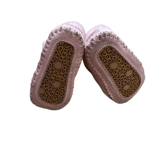 Uggs baby/toddler pink knit booties w/ faux buttons & velcro closure. 0/1 (0-6m) - Picture 5 of 10